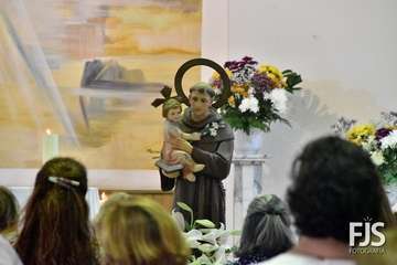  Decenas de fieles rinden pleitesía a San Antonio de Padua en Clavellinas/Francisco Javier Santana.